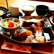 小鉢2種、海鮮茶碗蒸し、サラダ、刺身、煮魚、かご天ぷら、蟹料理、ご飯、お汁、漬物が付きます。
※蟹料理には本ずわいがにを使用