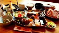 小鉢2種、海鮮茶碗蒸し、サラダ、刺身、煮魚、かご天ぷら、蟹料理、ご飯、お汁、漬物が付きます。
※蟹料理には本ずわいがにを使用