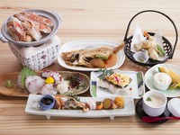 小鉢2種、海鮮茶碗蒸し、サラダ、刺身、煮魚、焼魚、かご天ぷら、デザートなど一通りの人気メニューを一通り楽しみたいという方におすすめです。