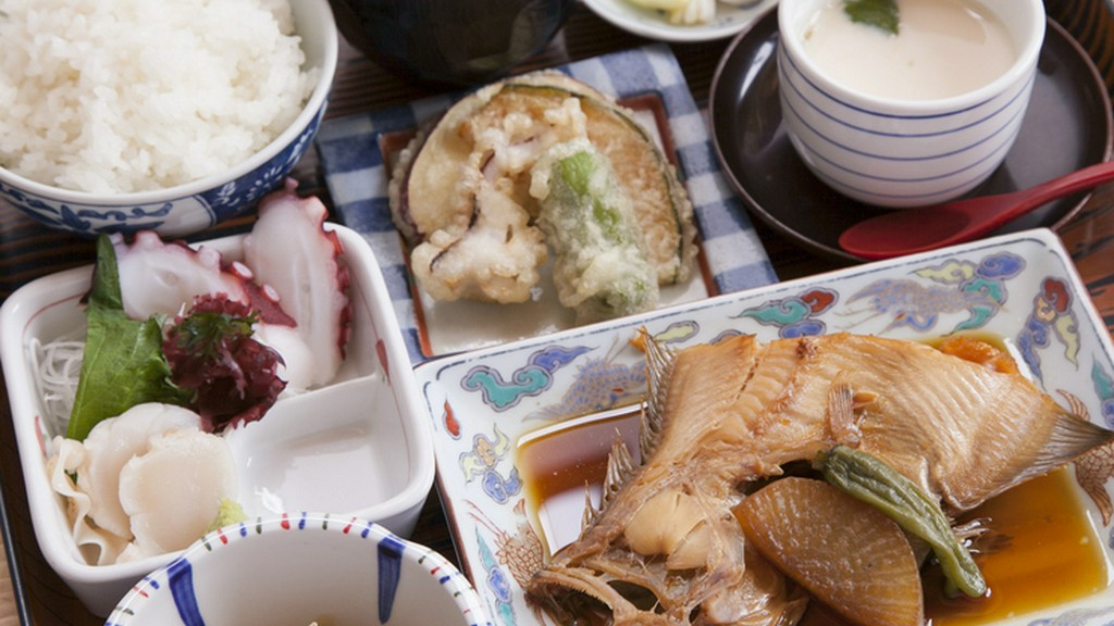 焼き魚か煮魚いずれかの魚料理がつく『大陸弁当（日替り）』※3連休の土曜日は除く