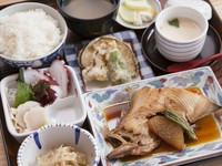 小鉢・茶椀蒸し・魚料理・揚物・お刺身・お汁・漬物。定食の中では一番人気のメニューです