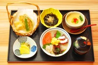 小鉢・茶椀蒸し・ミニ海鮮丼・揚物・お刺身・お汁・漬物。海の幸が一度に楽しめる逸品です