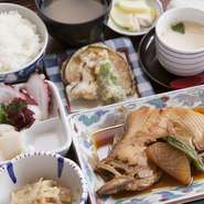 魚の仲買人として、また、直営の魚屋も持ち、永年の経験と眼力には自信があります。『大陸弁当（日替り）』は、その日おススメの魚を自分の目で見て仕入れ、提供する看板メニューです。