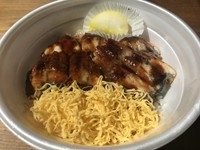 これからのスタミナ補給には、
やっぱりこの丼です。
うなぎ4切れ、錦糸卵、
たれと山椒も付いています。