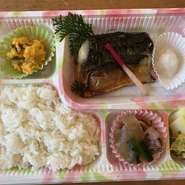 人気の酒ノ津加工の塩さばを中心に、
小鉢類を2種、
ご飯と漬物が入ってます。