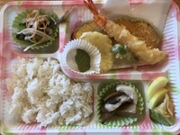 人気の天ぷらを中心に、
小鉢類を2種、
ご飯と漬物が入ってます。