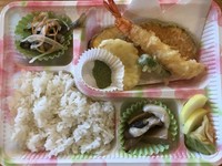 人気の天ぷらを中心に、
小鉢類を2種、
ご飯と漬物が入ってます。