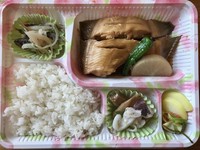 旬の煮魚を中心に、
小鉢類を2種、
ご飯と漬物が入ってます。