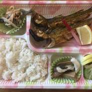 旬の焼き魚を中心に、
小鉢類を2種、
ご飯と漬物が入ってます。