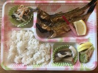 旬の焼き魚を中心に、
小鉢類を2種、
ご飯と漬物が入ってます。
