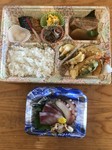 旬な焼き魚、煮魚、天ぷらを中心に、
小鉢類を2種、
ご飯と漬物が入ってます。