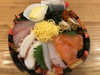 新鮮なネタ5種を中心に、
魚卵、錦糸卵、海藻、
漬物が入ってます。