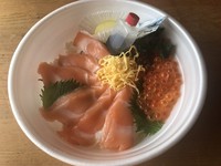 サーモン、いくら中心に、
錦糸卵、海藻、
漬物が入ってます。