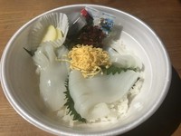 鳥取名産の白いかを中心に、
錦糸卵、海藻、
漬物が入ってます。