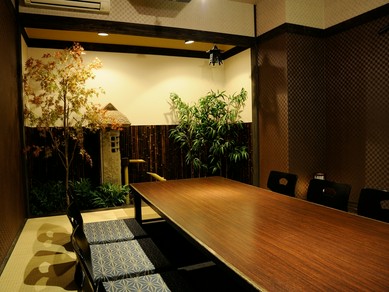 2人から利用できる個性ある各室、趣のある坪庭付きの部屋も