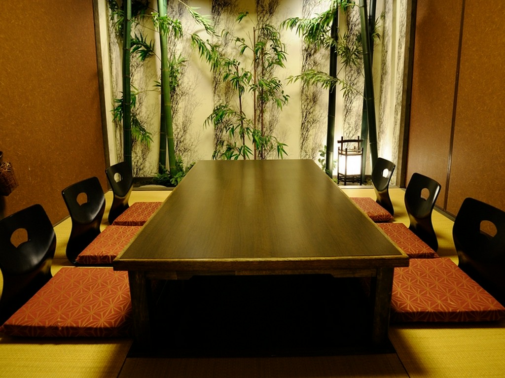 コースは美しい盛付の会席料理、個室でワンランク上のおもてなし