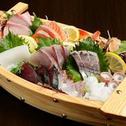 日本海でとれた旬の魚介がなんと10種類、2～3人用ですが十分満足できるボリュームと手頃な価格で人気です。　
(現在、新型コロナウィルス感染予防の為中止しております。)