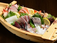 日本海でとれた旬の魚介がなんと10種類、2～3人用ですが十分満足できるボリュームと手頃な価格で人気です。　
(現在、新型コロナウィルス感染予防の為中止しております。)