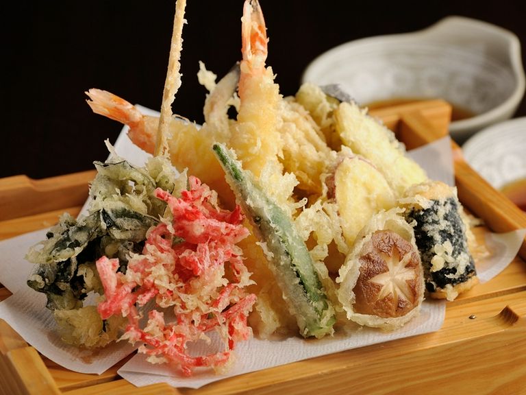 旬の魚介や野菜が揚げたてで。ボリュームある『天ぷらの盛合せ』