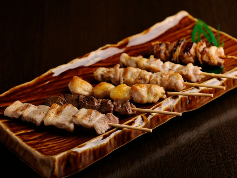 居酒屋の定番の味も一味違う、地元産『大山鶏・串の盛合せ』