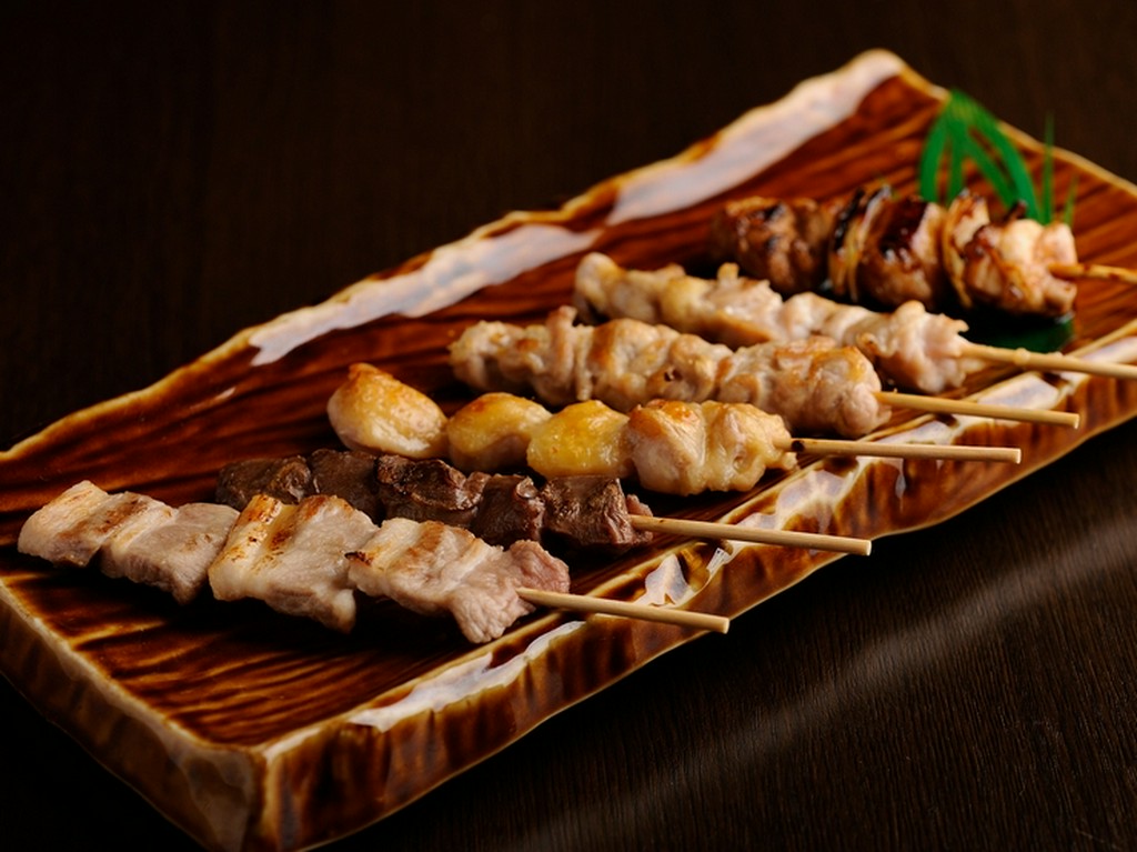 居酒屋の定番の味も一味違う、地元産『大山鶏・串の盛合せ』