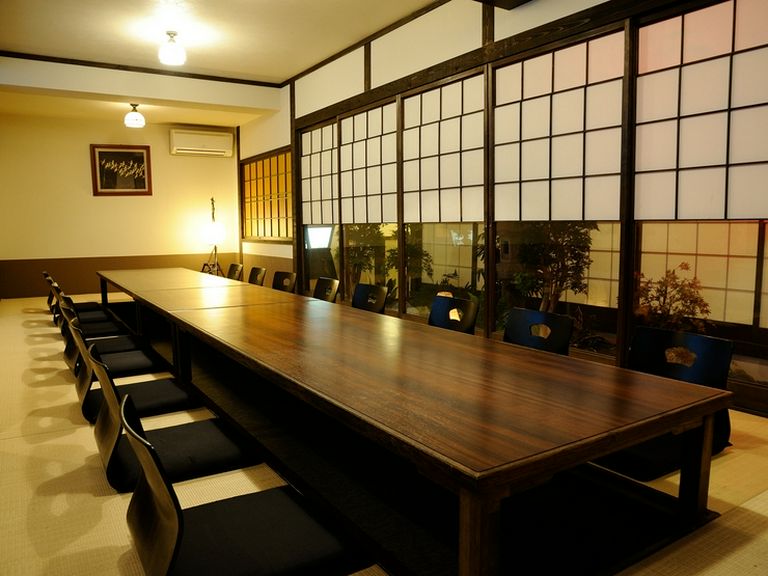 坪庭が眺められる個室は高級感たっぷり。宴会がワンランクアップ