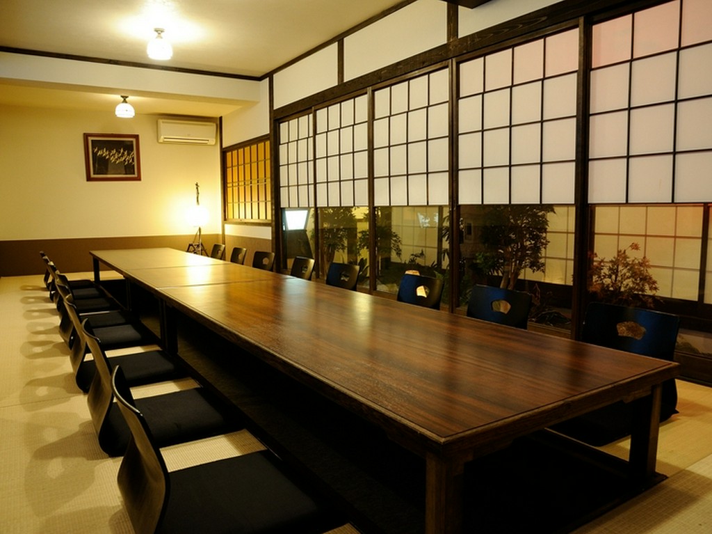 坪庭が眺められる個室は高級感たっぷり。宴会がワンランクアップ