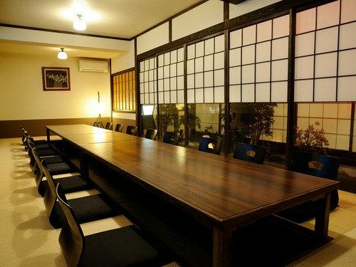坪庭が眺められる個室は高級感たっぷり。宴会がワンランクアップ