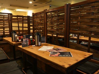 山口を味わいつくす、木の質感を活かしたくつろげる空間