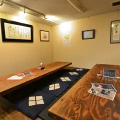 落ち着いた雰囲気の座敷でゆったりと
