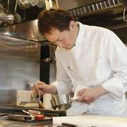 この道ひと筋。フランスをはじめ、数々の名店を渡り歩いてきたシェフが「奇をてらった調理ではなく、食材の持ち味を最大限にいかした料理」をコンセプトに、月替わりのコースでもてなしてくれます。