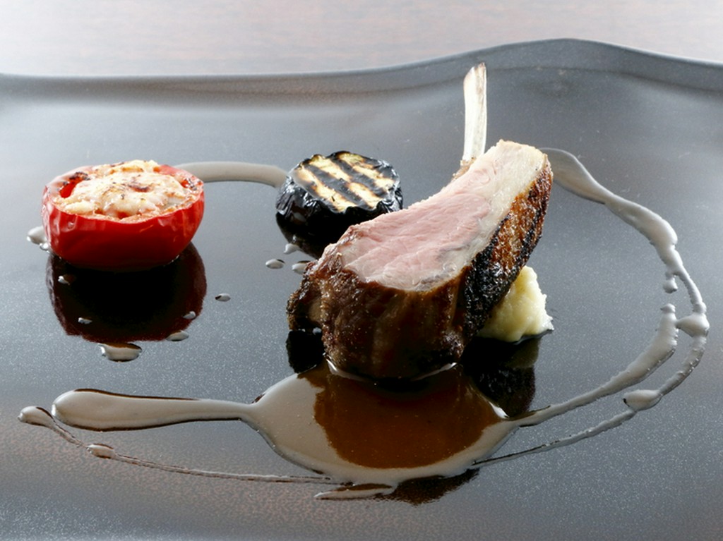 『仔羊背肉のグリル　フルーツトマトのオーブン焼き』