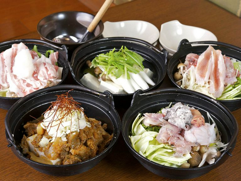 〆は冷麺。人気の5種の鍋に加え、「季節の鍋」も