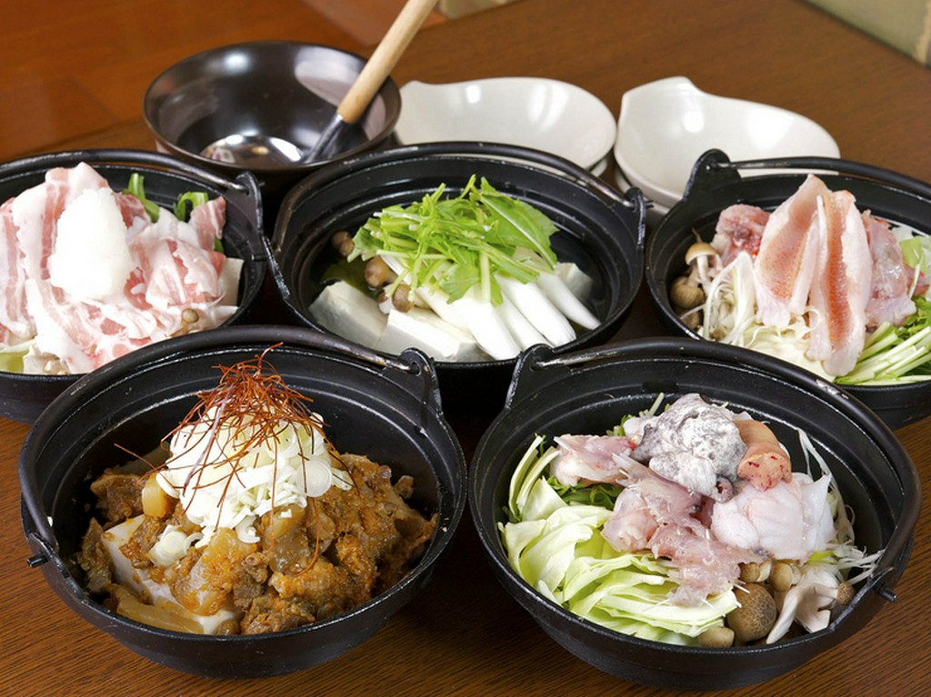 〆は冷麺。人気の5種の鍋に加え、「季節の鍋」も