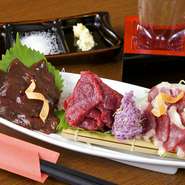 店の看板的メニューのひとつ、馬刺し。生食の許可が出ている馬刺しは、レバーもた食べられます。人気は、あばら付近からわずかにしかとれない「フタエゴ」。歯ごたえがあり、噛むほどに甘みが広がります。