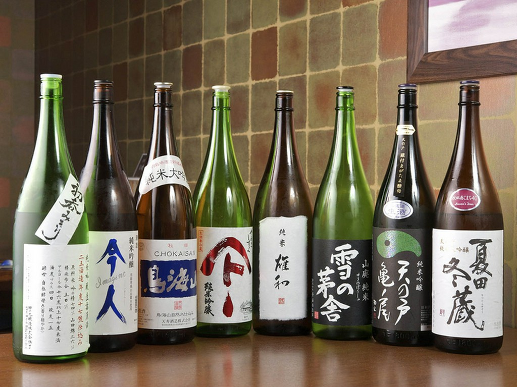 豊富にそろった秋田県産の日本酒。焼酎も人気