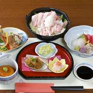 会席料理の経験がある店主。居酒屋メニューがならぶ中、『おまかせ2000円コース』では先付や「南瓜のまんじゅう」など、一風変わった手の込んだメニューがさらりと登場。メニューひとつひとつが、しっかりしています