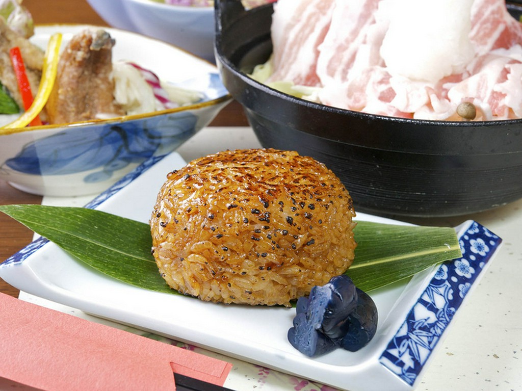 帆立の味が沁み込んだ醤油で焼く『焼きおにぎり』