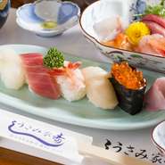 料理人自ら毎朝魚市場へ出向き、確かな目利きで仕入れられる魚介類。日本海でとれた近海物や寿司ネタに欠かせない鮪など選りすぐりの鮮度抜群な素材は、彩りも美しい品々となって提供されています。