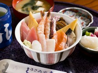 ランチでしか味わえない一品は、鮮度の良い寿司ネタが種類色々どんぶりにのったおいしいメニューです。