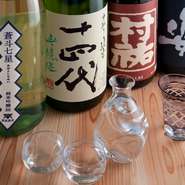 日本酒の品揃えが非常に豊富。常時、約40種類の銘柄を取り揃えています。季節にや時期による入れ替えもあり、日本酒好きにはたまらないお店。また、日本酒専門ではなく、ワインや焼酎も用意されています。