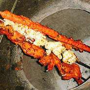 熟練インド人シェフが本場の釜で焼き上げる『タンドリーチキン』