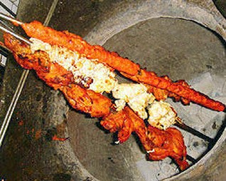 熟練インド人シェフが本場の釜で焼き上げる『タンドリーチキン』