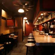 和モダンでシックな趣の店内。ジャズのメロディーがデートの雰囲気を盛上げます。目の前の七輪の炭火焼きの香り、ジュッと焼ける音、ジューシーな肉の食感など、五感をくすぐる楽しい時間が過ごせます。