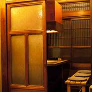 個室は５～6名様まで利用可能。扉で仕切ることができるので、プライベート気分で食事が満喫できます。大切な方とのお食事や誕生日のお祝い、仕事の接待などおもてなし感を演出できる空間です。人気席の為ぜひ予約を