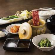 ちょっと贅沢な気分で食事が楽しめる【すみび】のランチメニュー。熟成したハラミの濃厚な味を満喫できる『熟成壺漬けハラミランチ』は、1600円で本格的な味が手軽に楽しめるのでおすすめです。