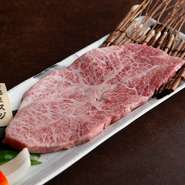 1頭から限られた量しかとれない希少部位。あっさりとした赤身と濃厚なサシが口の中でとろけます。