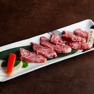 友バラの中でフィレ肉に近いやわらかな部位。1頭からわずか1対しかとれない貴重な肉です。
濃厚な甘みとほど良いサシのバランスが絶妙です。