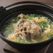 和牛のテールとスジをじっくり4～5時間煮込み、塩ベースであっさり味に仕上げました。食事の〆にピッタリ！