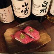 炙ったお肉の甘味と刻みわさびが絶妙な一品。
ロース　　　935円（2貫）
上ハネシタ　1155円（2貫）